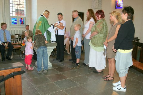 S� blev det vores tur (fv gudfar Ole, Niller, storebror Nicklas, mig, faster Jessie, gudmor Sine og moster Maria)
