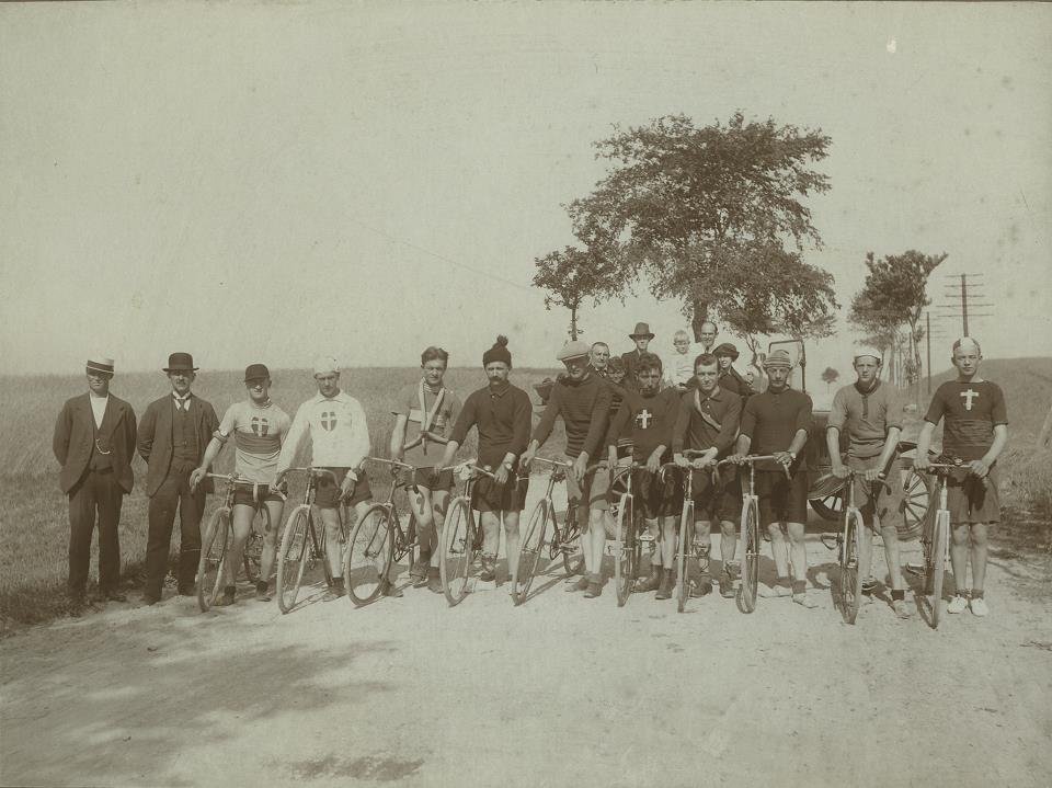 Grenaa cykel klub 1922 udfor hvor friskolen på Randersvej ligger i dag Klubben eksisterede kun i en kort periode fra 1922-1923
