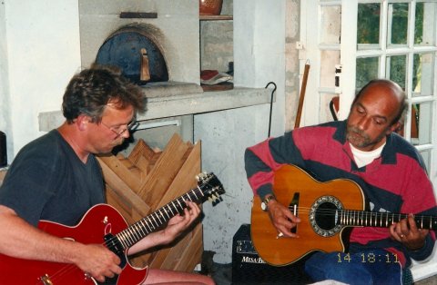 Niels Bugge og Pascal Brechet spiller sammen i en grotte i Frankrig