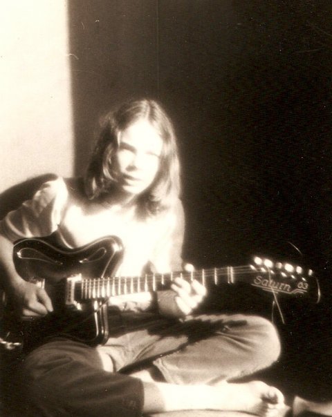 En meget ung Niels Bugge med en Hopf Saturn 63 guitar