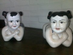Par af kinesiske hovedpudedukker i porceln