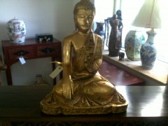 Buddha i hndskret tr belagt med bladguld