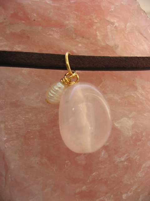 Rosenkvarts med lille ferskvandsperle.