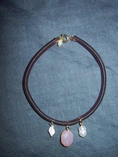 Lderarmbnd med lille sneglehus, calcedon og ferskvandsperler.