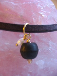 Ibenholt-perle med lille vedhng med ferskvandsperle.