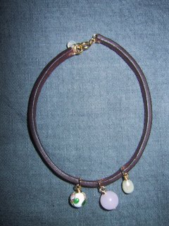 Lderarmbnd med rosenkvarts, ferskvandsperle, cloisonneperle og mnesten.