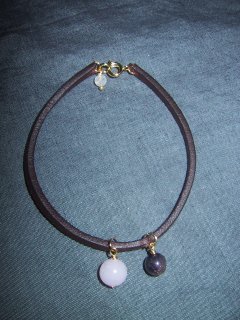 Lderarmbnd med mnesten, rosenkvarts og ametyst.
