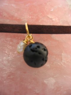 Lavesten med lille ferskvandsperle.