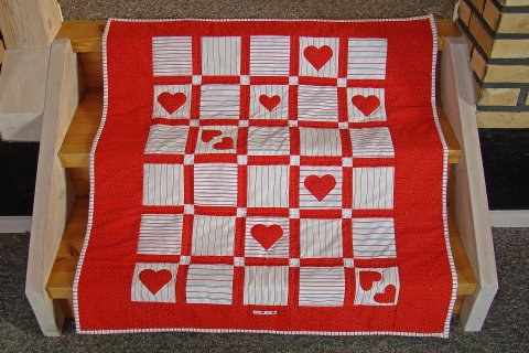 Rødt-hvidt tæppe med hjerter