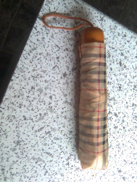 Burberry paraply.