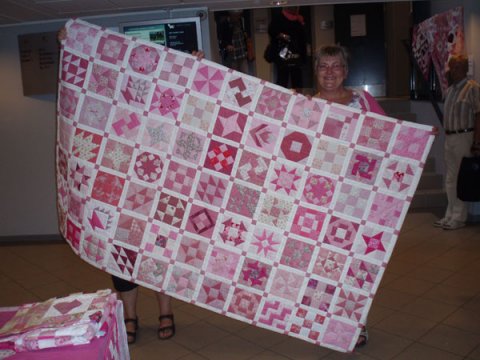 Gr&aelig;nsequilternes quilt med sin nye ejer.