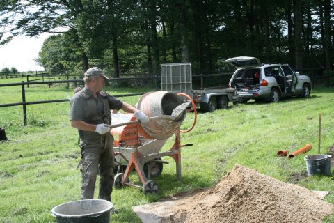 Jens Peder er ved at anl&aelig;gge en m&oslash;dding