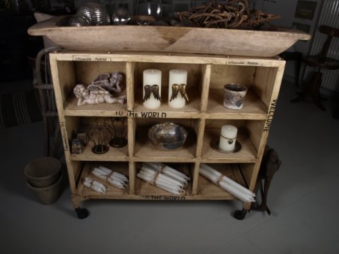 Iron shelf, creme w. text, 90x29x88 cm