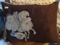 Velourpude med hklet pynt, 30x50 cm