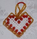 Fine hjertekrmmerhuse i perler m/hank