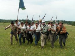 En horde stolte rebeller angriber de fle bl.