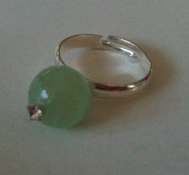 Ring med sart grn glasperle og similisten