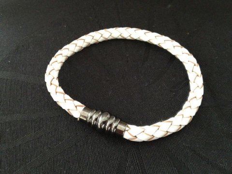 Hvidt lder armbnnd