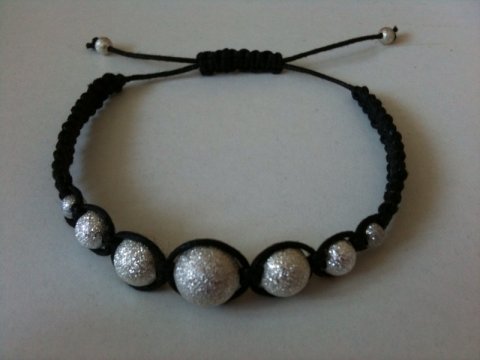 Yndigt sort knyttede armbnd i vokset bomuld med forslvede eller forgyldte stardunst perler
