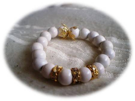 Yndig armbnd med hvide perler med forgyldte mellemled (Fs ogs med forslvet mellemled)