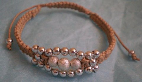 knyttede beige armbnd i vokset bomuld med forslvede perler.