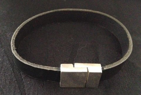 Flad lderarmbnd