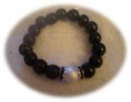 Yndig armbnd med sorte perler med forslvede mellemled (Fs ogs med forsgyldte mellemled)