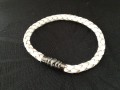 Hvidt lder armbnnd