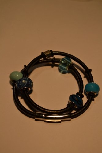 Leather bracelet in blue colours
