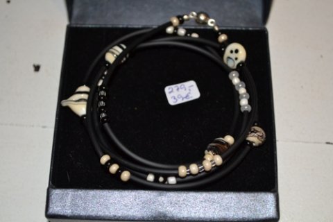 Bracelet with glassbeads in black/white on a rubberchain