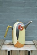 Coffe- or teapot with metalhandle