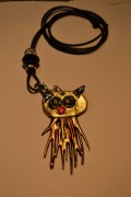 Necklace in rubber with a golden owl