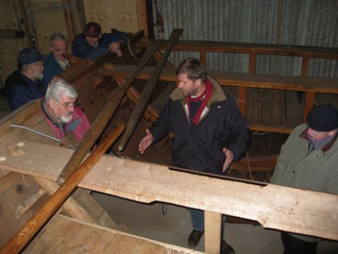 Sektion af midterstykke. Morten Gøthche fra Vikingeskibsmuseet på besøg, marts 2008