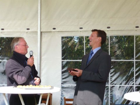 Formanden for Nydamselskabet, Vincent Jessen, overrækker H.K.H. Prins Joachim sin gave, en løve, kopi af den der er fundet i Nydam Mose Formanden for Nydamselskabet, Vincent Jessen, overrækker H.K.H. Prins Joachim sin gave, en løve, kopi af den der er fundet i Nydam Mose