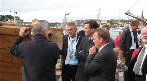 Fra venstre: Borgmester Jan Prokopek, S&oslash;nderborg Kommune, H.K.H. Prins Jochim, Protektor for Nydamselskabet, og Indenrigs- og Sundhedsminister Lars L&oslash;kke Rasmussen, lytter til formanden for Nydamb&aring;dens Laug, Vincent Jessen (med ryggen til), som fort&aelig;ller om b&aring;delaugets aktiviteter.