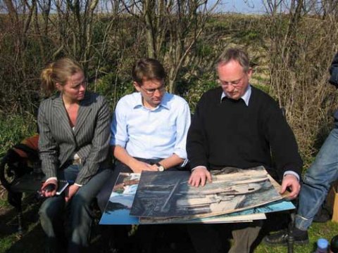 Her ser vi p&aring; fotos af oldsagerne, mens de endnu ligger in situ. 