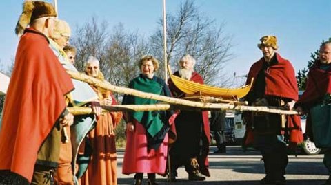 Lillebror bliver b&aring;ret frem, s&aring; den kan hilse p&aring; sin storebror.