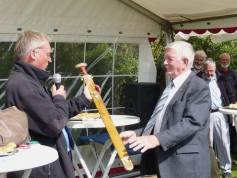 Formanden for Nydamselskabet overrækker A.P.Hansen sin gave, et sværd, kopi at et fra Nydam Mose. Formanden for Nydamselskabet overrækker A.P.Hansen sin gave, et sværd, kopi at et fra Nydam Mose.