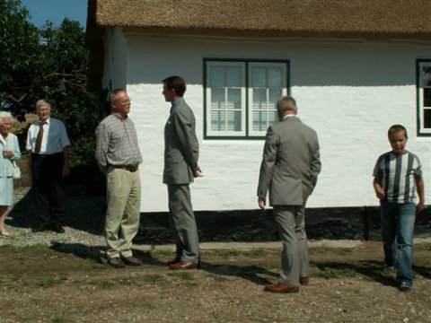 HKH Prins Joachim ankommer til Nydamhuset og bliver modtaget af formanden for Nydamselskabet, Vincent Jessen.