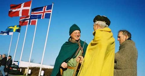 Alle venter sp&aelig;ndt ved gr&aelig;nsen p&aring;, at den store lastbil med Nydamb&aring;den stopper s&aring; de kan &oslash;nske den god rejse til K&oslash;benhavn.