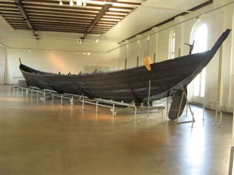Nydambåden i Nydamhalle på Archäologisches Landesmuseum på Gottorp Slot i Slesvig Nydambåden i Nydamhalle på Archäologisches Landesmuseum på Gottorp Slot i Slesvig