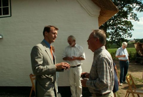 HKH Prins Joachim og Vincent Jessen i dyb samtale om problemerne ved oldsagernes bevaringsforhold i Nydam Mose.