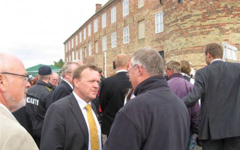 Lars L&oslash;kke Rasmussen var meget interesseret i at h&oslash;re om laugets planer om at bygge en fuldskalakopi af Nydamb&aring;den udf&oslash;rt som frivilligt medlemsarbejde.
