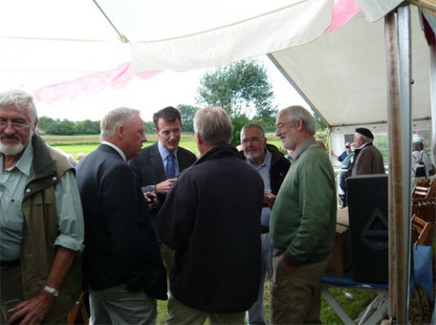 Fra venstre Sv. Anker Petersen, Chr. A. Petersen, H.K.H Prins Joachim, med ryggen til Vincent Jessen, Piet van Deurs og Flemming Pieck.