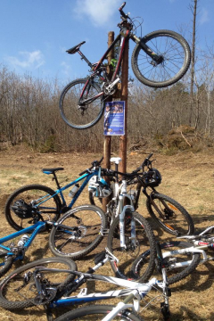 Uhrehøje MTB Klub - bike totem