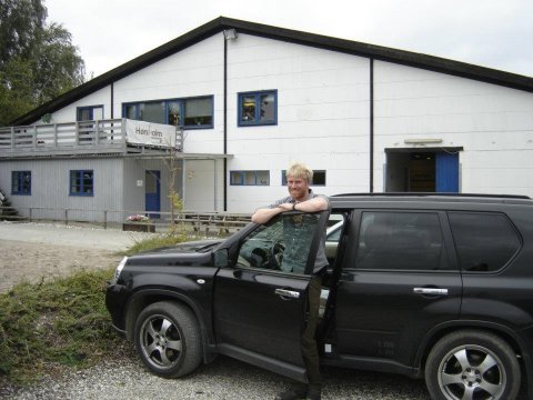 Jesper ved sin praksisbil