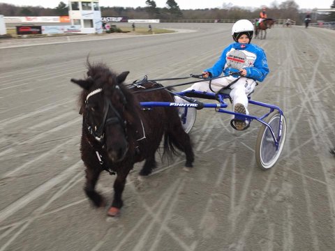 Malene og Sigurd Hvass Jespersen vinder ponyløbet 9/4-18