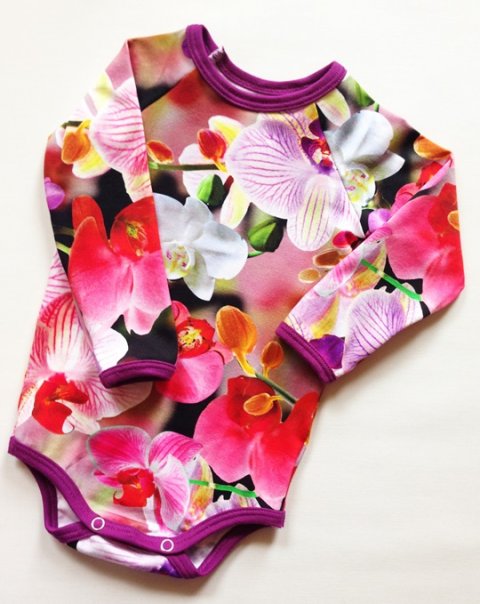 body med blomster