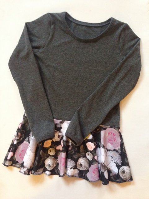 bluse med blomsterskrt