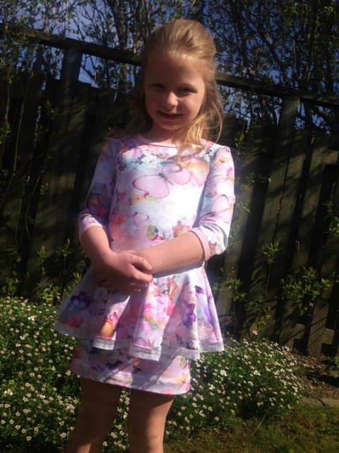 peplum kjole med sommerfugle